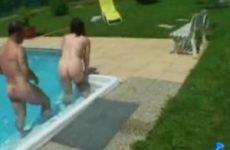 Amateur stel ligt te neuken bij het zwembad van hun vakantiehuis