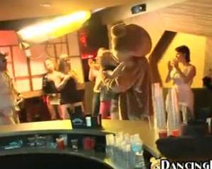 Ze laat de sperma van de stripper op haar tietjes spuiten