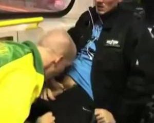 Gay blowjob in de bus