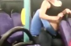 Schots tienermeisje gevingerd in een volle bus